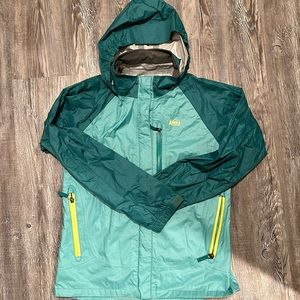 🆕 Kids Large REI Raincoat. Never worn size 14/16, unisex